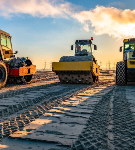 construction-operator-at-work-in-bulldozer-hddr45nfg8x4svs2